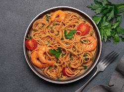 Спагети със скариди, домати, сметана, чесън, бяло вино и копър - снимка на рецептата